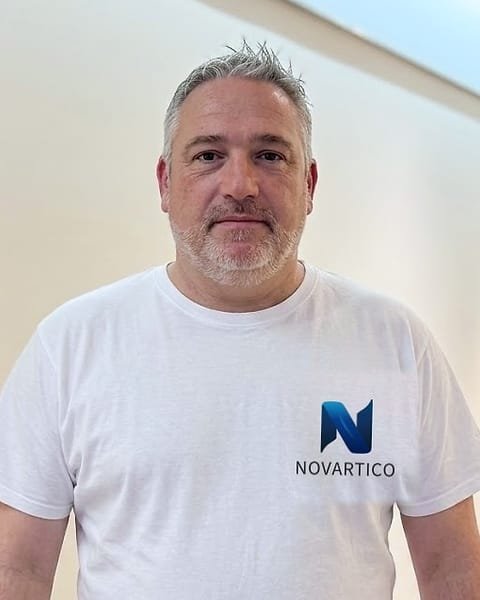 Javier, titular de Novartico, con la ropa de trabajo de pintor.