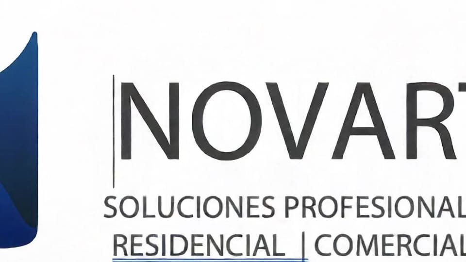 Comedor con el suelo cubierto con lonas, el mobiliario protegido con plástico y los rodapiés enmascarados, mientras dos pintores trabajan en las paredes.